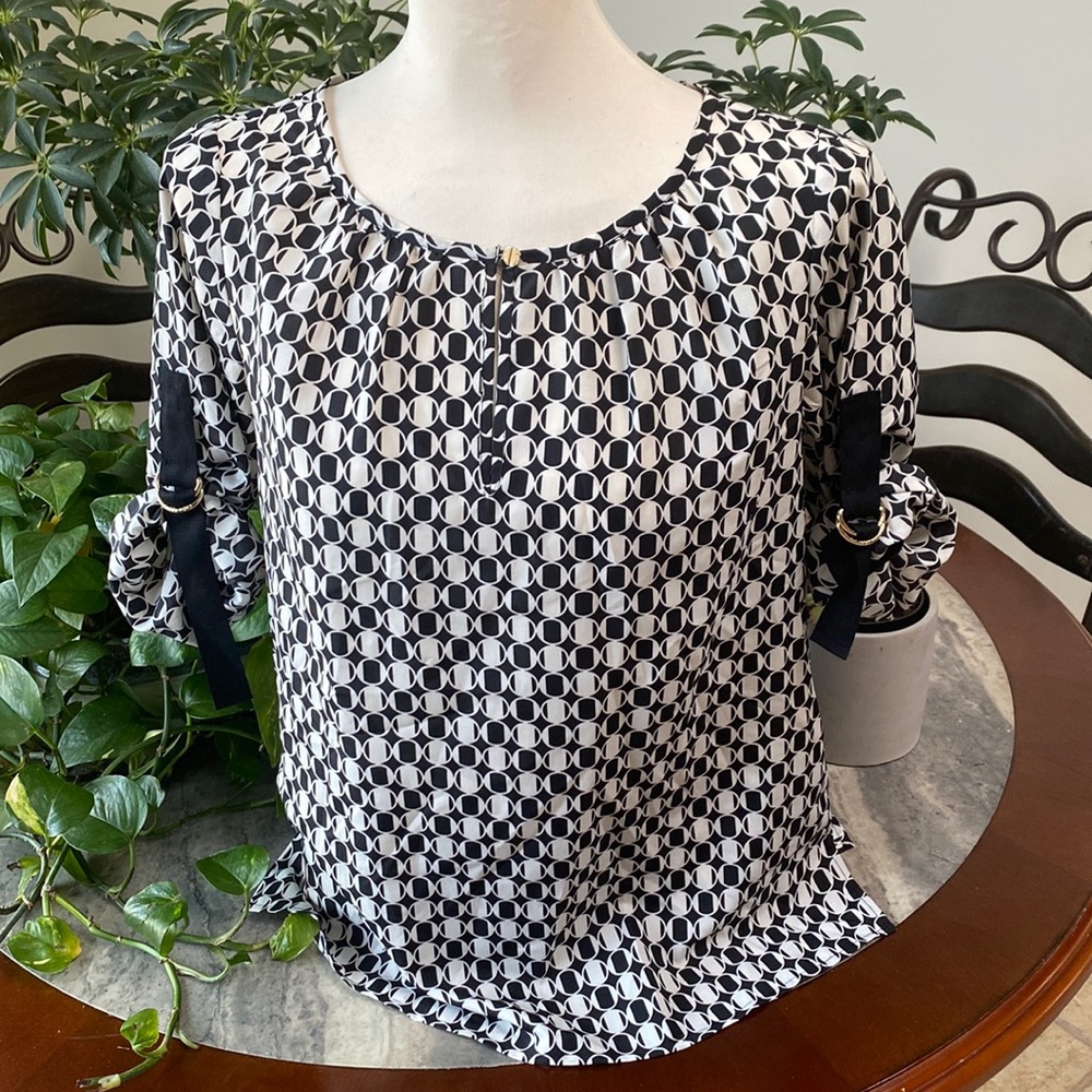 ❤️MICHAEL Michael Kors black & white Printed Roll Tab Keyhole Top size small
